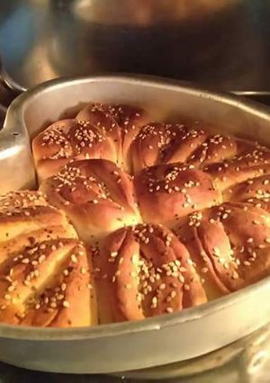 A picture of Garlic pull apart rolls.