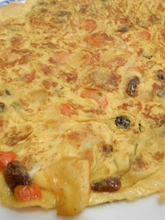 Una foto de Tortilla de patatas con zanahoria y pasas