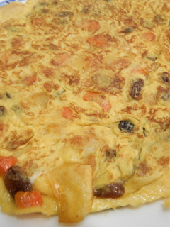 Una foto de Tortilla de patatas con zanahoria y pasas