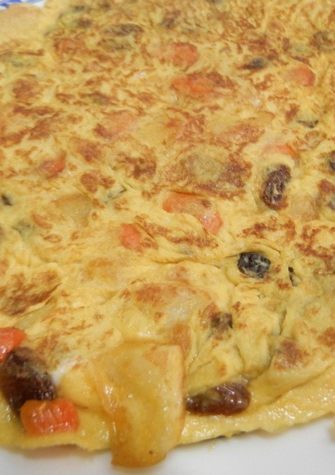 Una foto de Tortilla de patatas con zanahoria y pasas