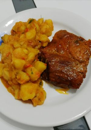O poză a rețetei Ceafă de porc la cuptor cu cartofi scăzuți.
