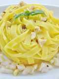 Tagliatelle con crema di pesche e peperoni in agrodolce su filetto persico