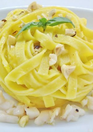 Foto di Tagliatelle con crema di pesche e peperoni in agrodolce su filetto persico