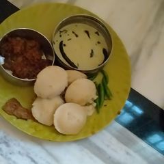 A picture of Urad Idli n Hari chutni.