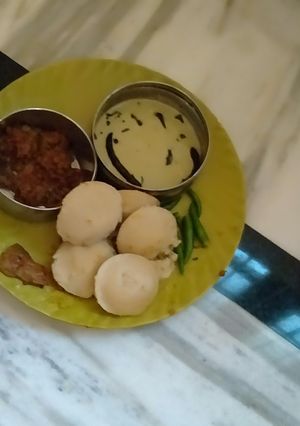 A picture of Urad Idli n Hari chutni.