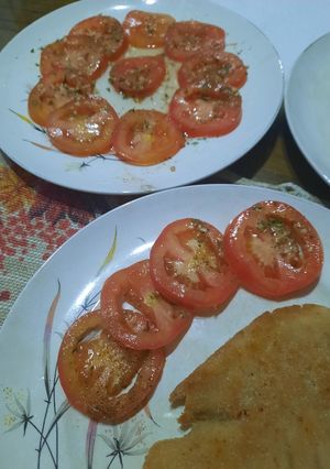 Una foto de Tomate con curry, oliva y vinagre de vino torrontes