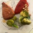 Filet du thon sauvage avec brocoli, poivron et cacahuète