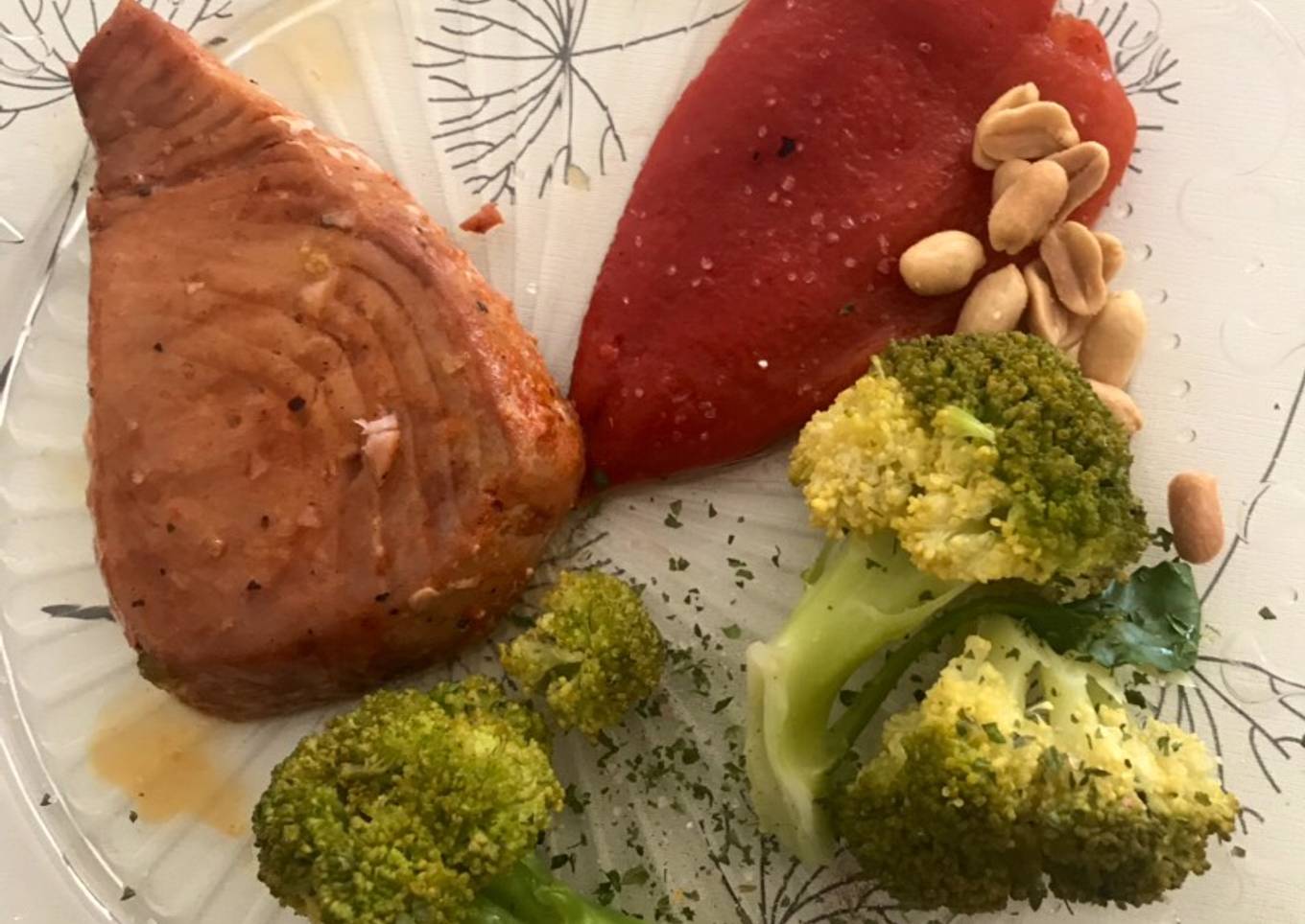 Filet du thon sauvage avec brocoli, poivron et cacahuète