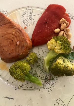 Une photo de Filet du thon sauvage avec brocoli, poivron et cacahuète