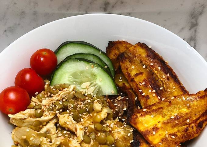 Lentejas guisadas con pollo desmechado y tajadas de plátano ?. Almuerzo en  3, 2, 1 ✋ Receta de Catalina Bobadilla Delgado- Cookpad