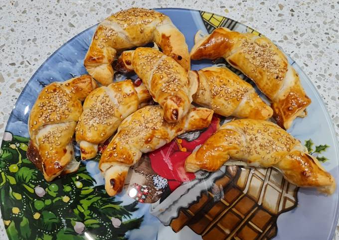 Cornetti salati di sfoglia con cotto e formaggio