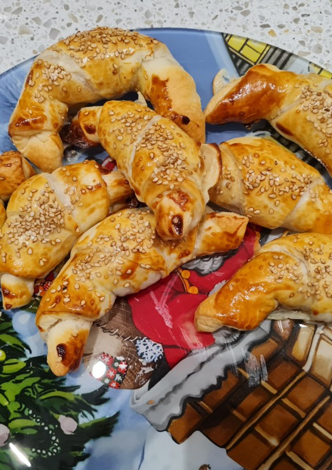 Foto di Cornetti salati di sfoglia con cotto e formaggio