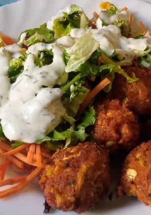 Cukkini fasírt joghurtos salátával recept fotója