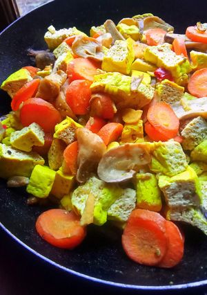 Foto resep Tumis tahu kuning,Wortel&Jamur Kancing tanpa minyak~diet friendly✨