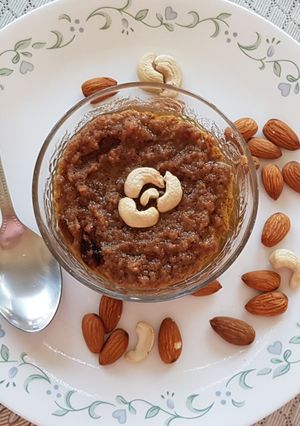 બદામ અખરોટ નો શીરો (Badam Akhrot Sheera Recipe In Gujarati) રેસીપી મુખ્ય ફોટો