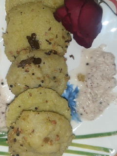 सूजी मटर इडली (sooji matar idli recipe in Hindi) रेसिपी मुख्य फोटो