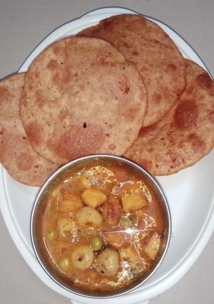 आलू की कचौड़ी(aloo ki kachodi recipe in hindi) रेसिपी मुख्य फोटो