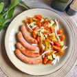Salchichas en airfryer con ensalada de tomates cherry