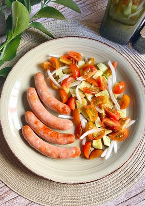 Foto principal de Salchichas en airfryer con ensalada de tomates cherry
