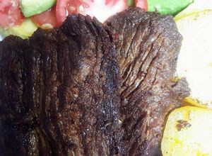 Una foto de Malaya Dorada con papas y ensalada🇵🇪#BICENTENARIO