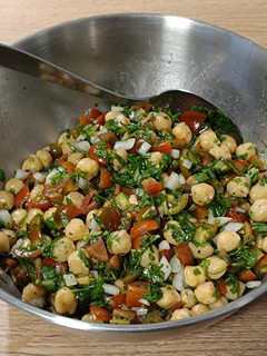 Una foto de Ensalada de rúcula con garbanzos