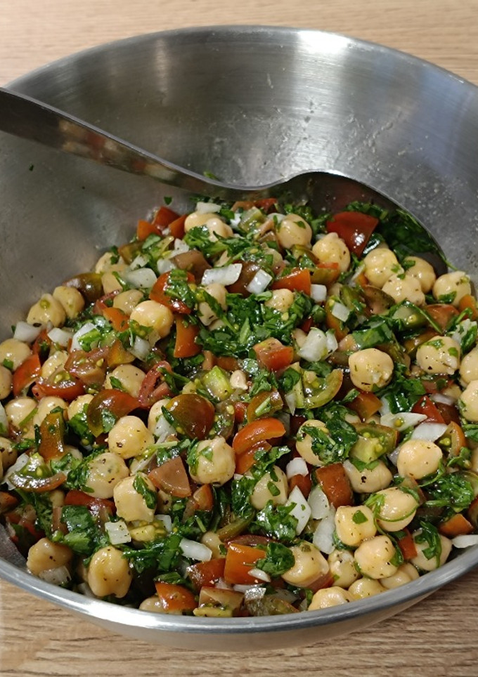 Una foto de Ensalada de rúcula con garbanzos
