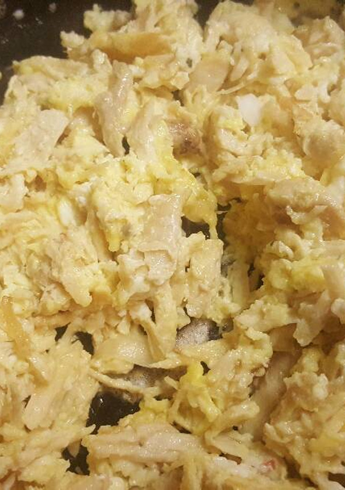 Una foto de Pollo con huevo
