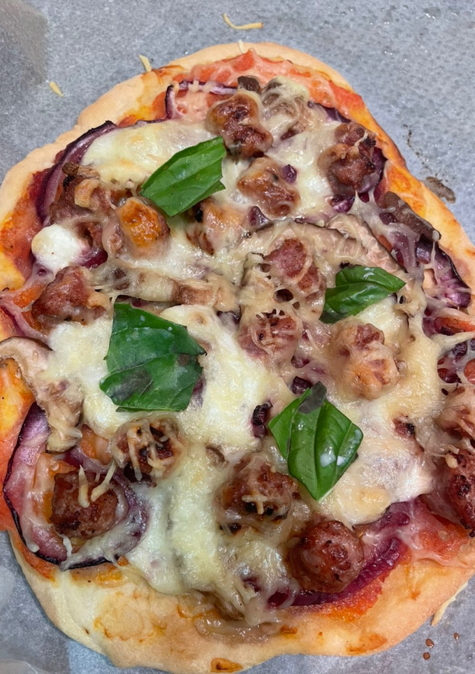 Una foto de Pizza casera con longaniza picante, cebolla morada y setas