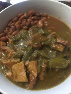 Una foto de Chuletas ahumadas con nopales en salsa verde