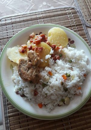 Una foto de Pollo con tocino y arroz a la jardinera blanco