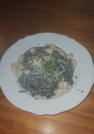 Foto de Linguini com tinta de choco, Natas e Peito de Perú