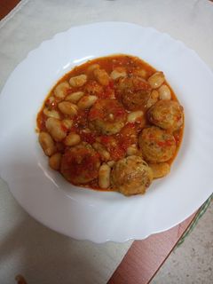 Una foto de Guiso de judiones con albóndigas de secreto ibérico
