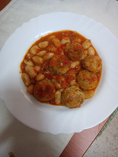 Una foto de Guiso de judiones con albóndigas de secreto ibérico