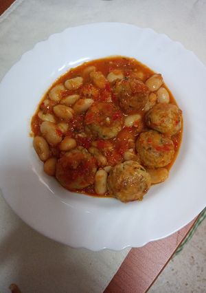 Una foto de Guiso de judiones con albóndigas de secreto ibérico