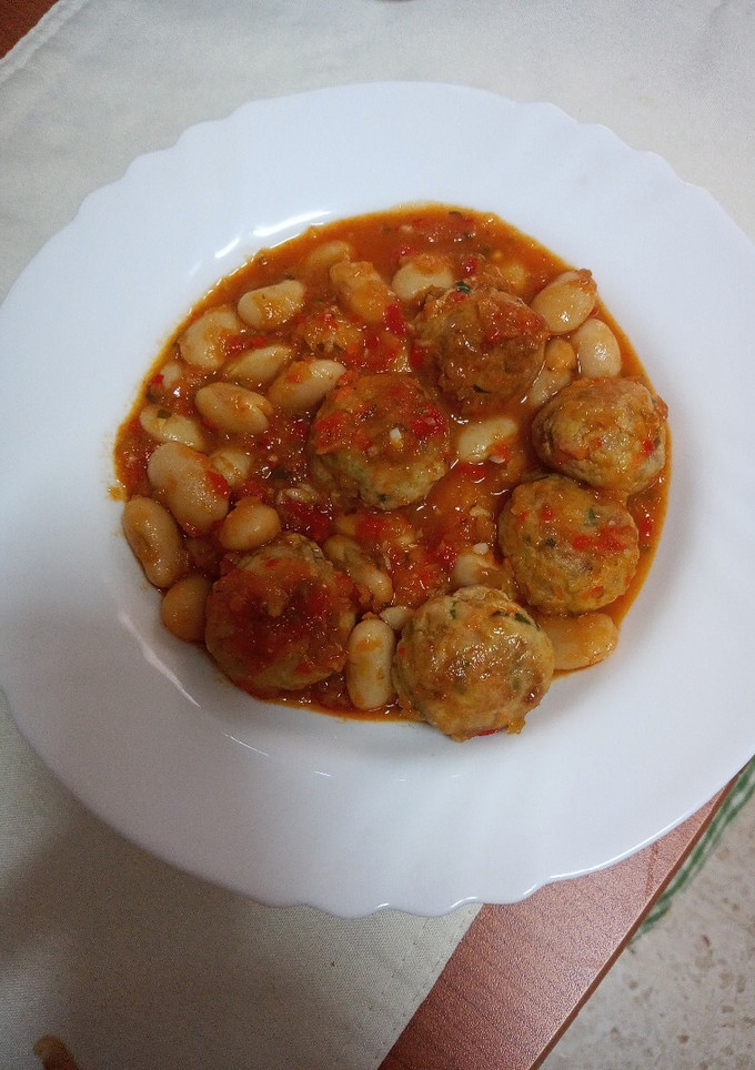 Una foto de Guiso de judiones con albóndigas de secreto ibérico
