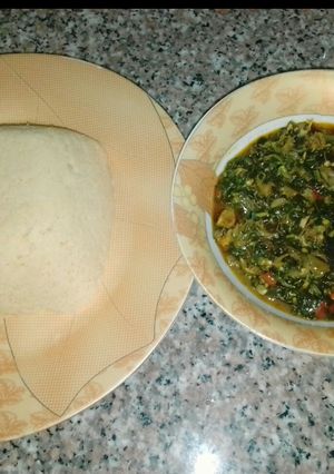 A picture of Tuwon semo n spinach soup.