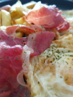 Una foto de Huevos rotos con jamón