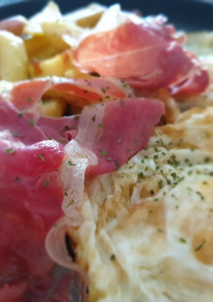 Una foto de Huevos rotos con jamón