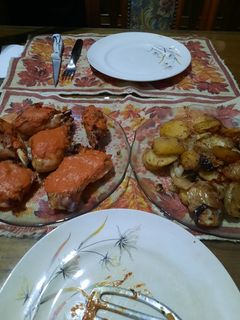 Una foto de Pollo al horno con salsa de morrón y papas