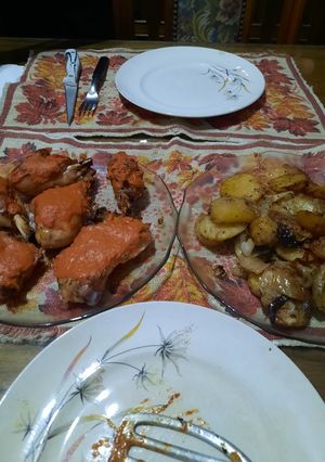 Una foto de Pollo al horno con salsa de morrón y papas