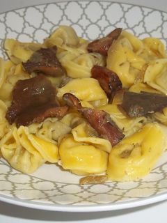 Una foto de Tortellini de carne con setas