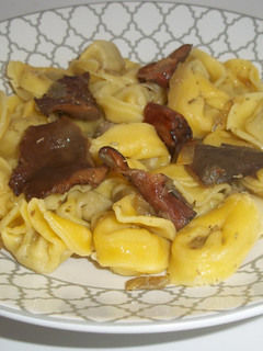 Una foto de Tortellini de carne con setas