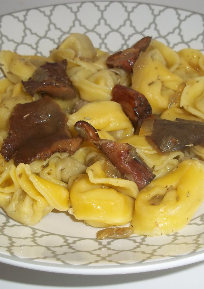 Una foto de Tortellini de carne con setas