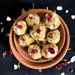 A picture of Dates & Nuts Laddu.