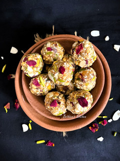 A picture of Dates & Nuts Laddu.