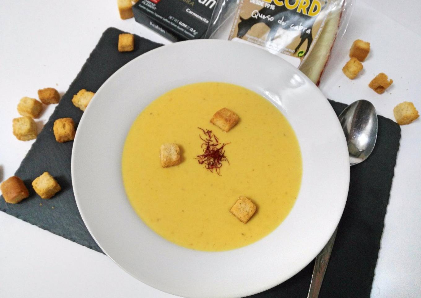 Crema ligera de queso de cabra al azafrán