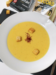Una foto de Crema ligera de queso de cabra al azafrán