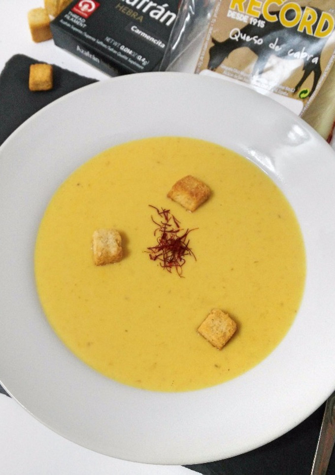 Una foto de Crema ligera de queso de cabra al azafrán