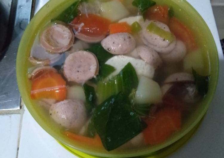Langkah Mudah untuk Membuat Sup sayuran,sosis,tahu dan kuah kaldu daging sapi😋, Bisa Manjain Lidah