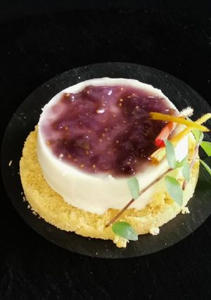 Una foto de Panna cotta de queso de cabra con coulis de higo y limón